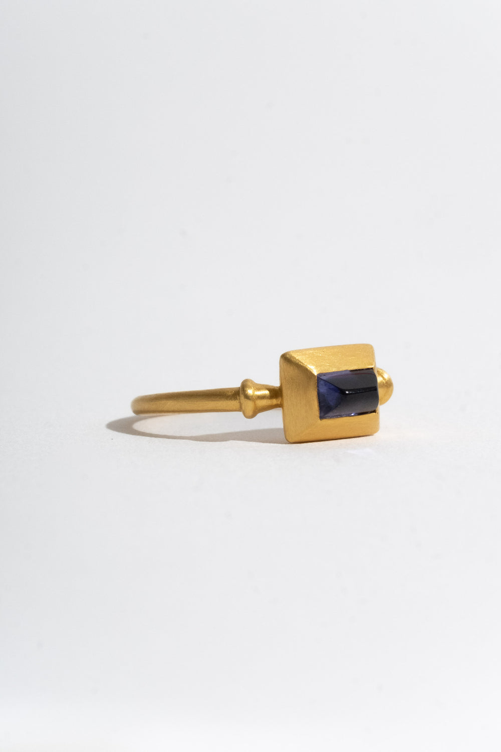 Tanzanite Capsa Ring