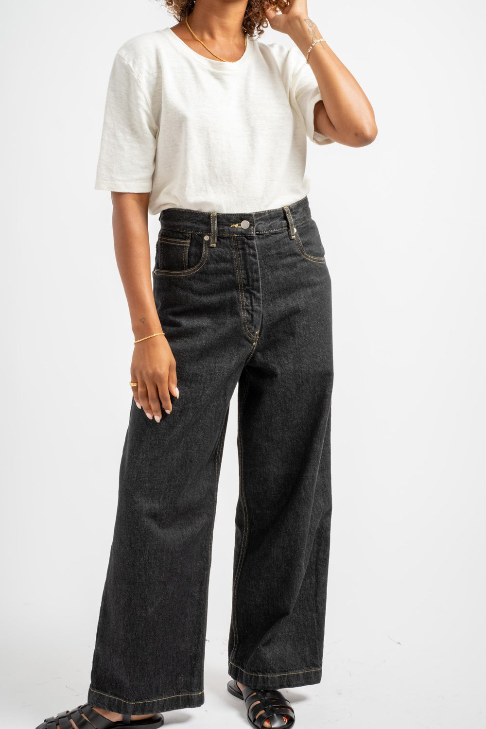 Neive Curved Leg Pant in Black