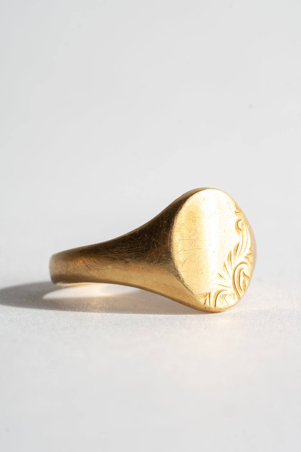 18K Oval Signet Ring with Leaf Engraving