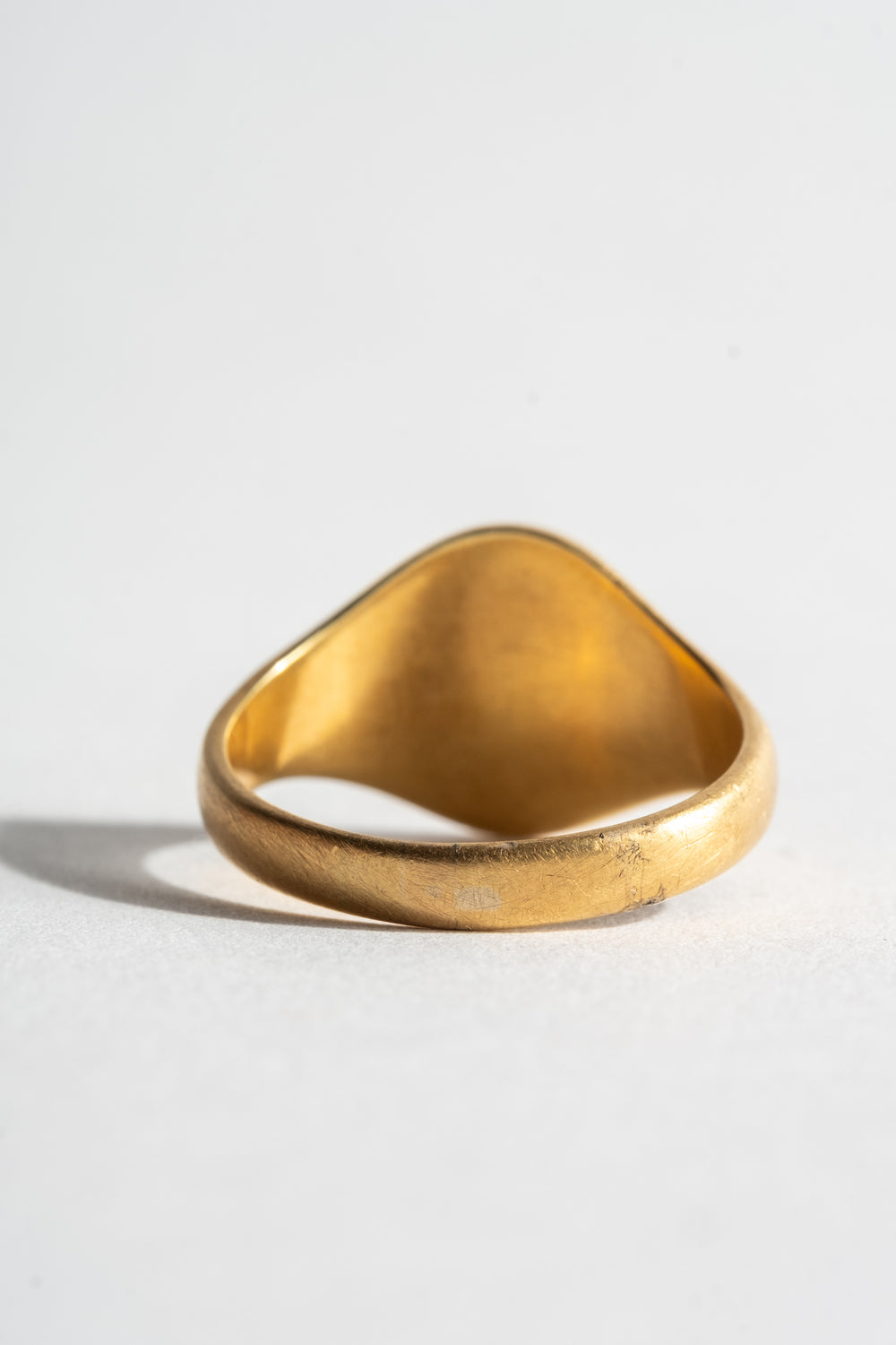 18K Oval Signet Ring with Leaf Engraving