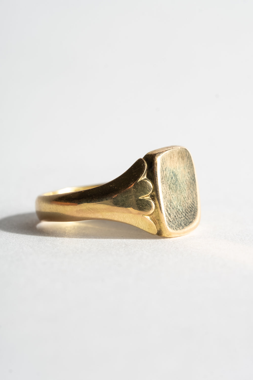 18K Victorian Signet with Scalloped Shank