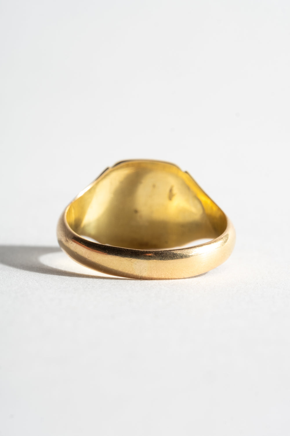 18K Victorian Signet with Scalloped Shank