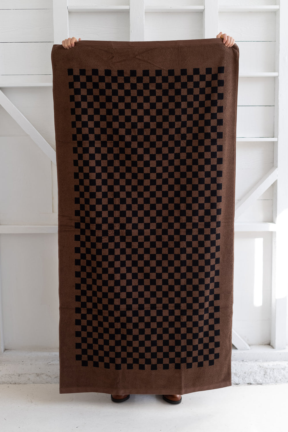 Roman Pool Towel in Tabac + Noir