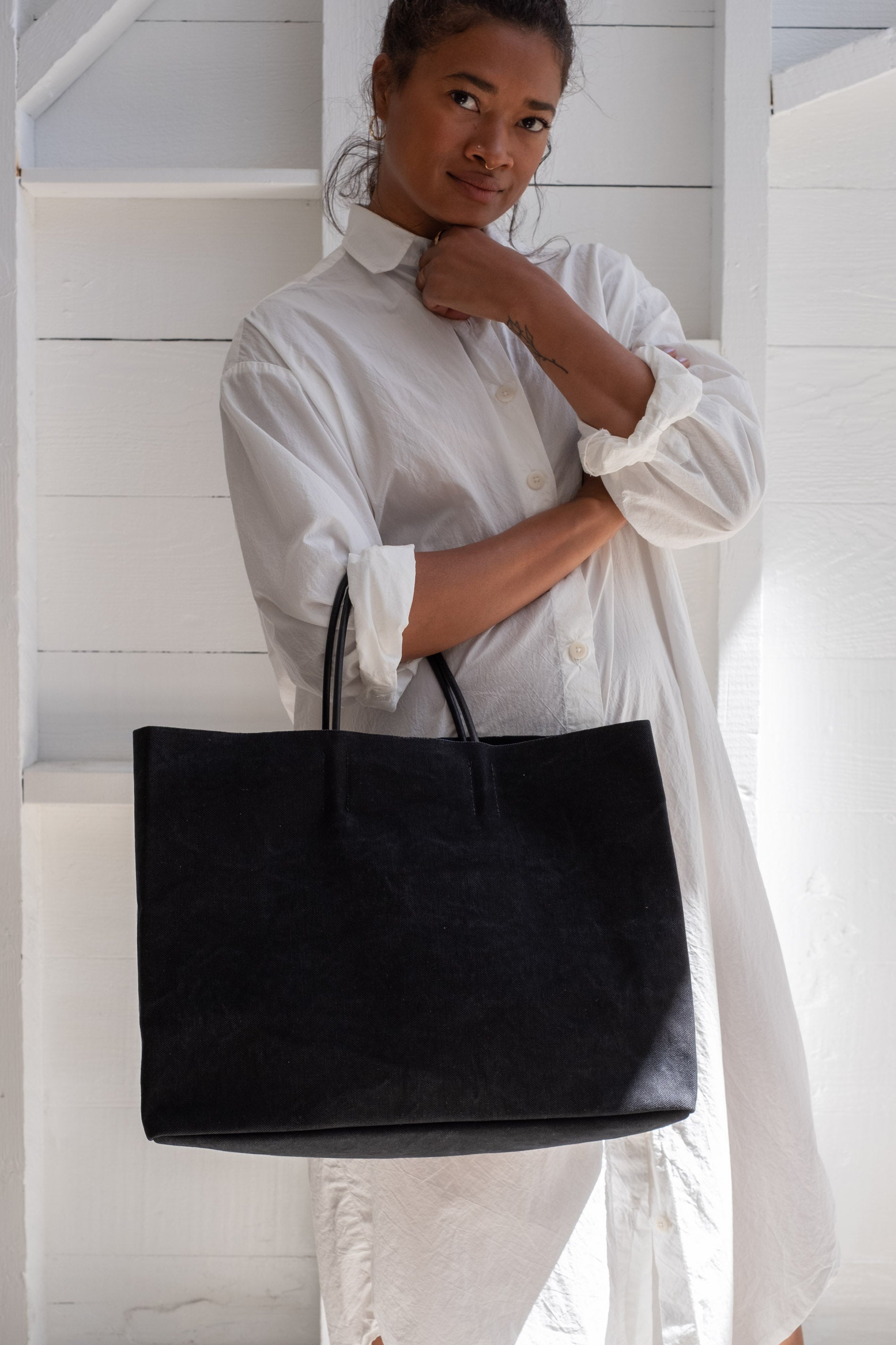 Amiacalva | PAPER BAG TOTE IN BLACK – RELIQUARY