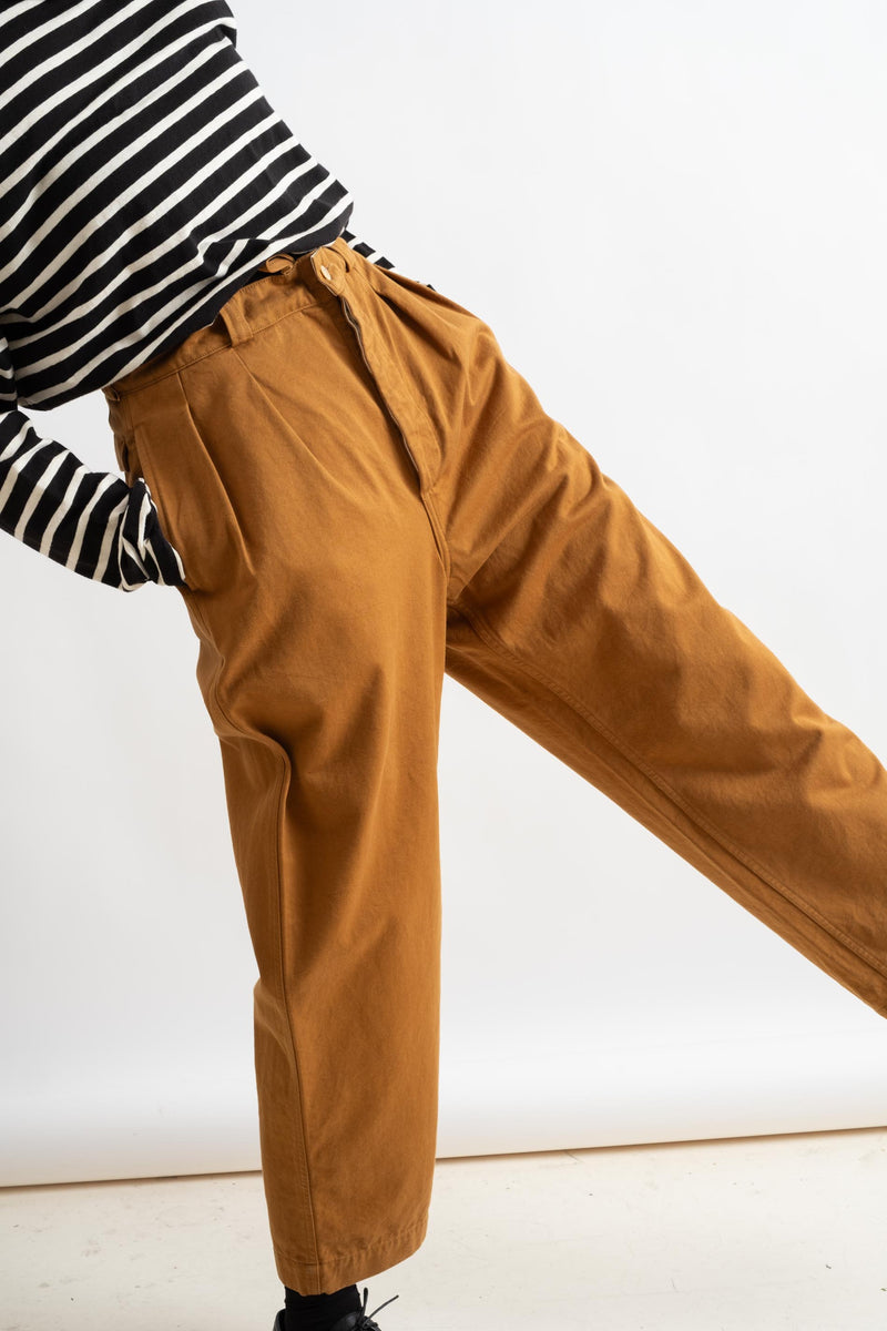 2 TUCK EASY CHINO PANT IN BRICK