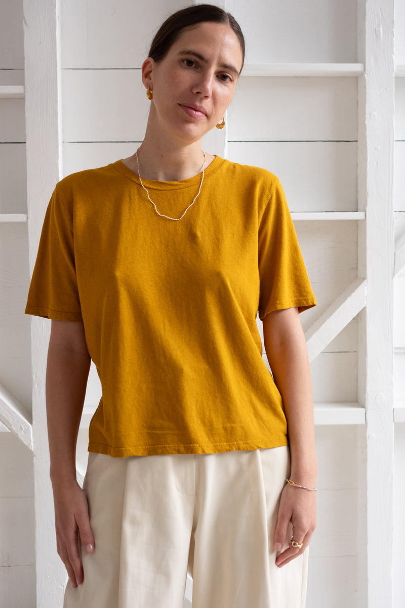 CROPPED SILVERLAKE TEE IN SPICY MUSTARD