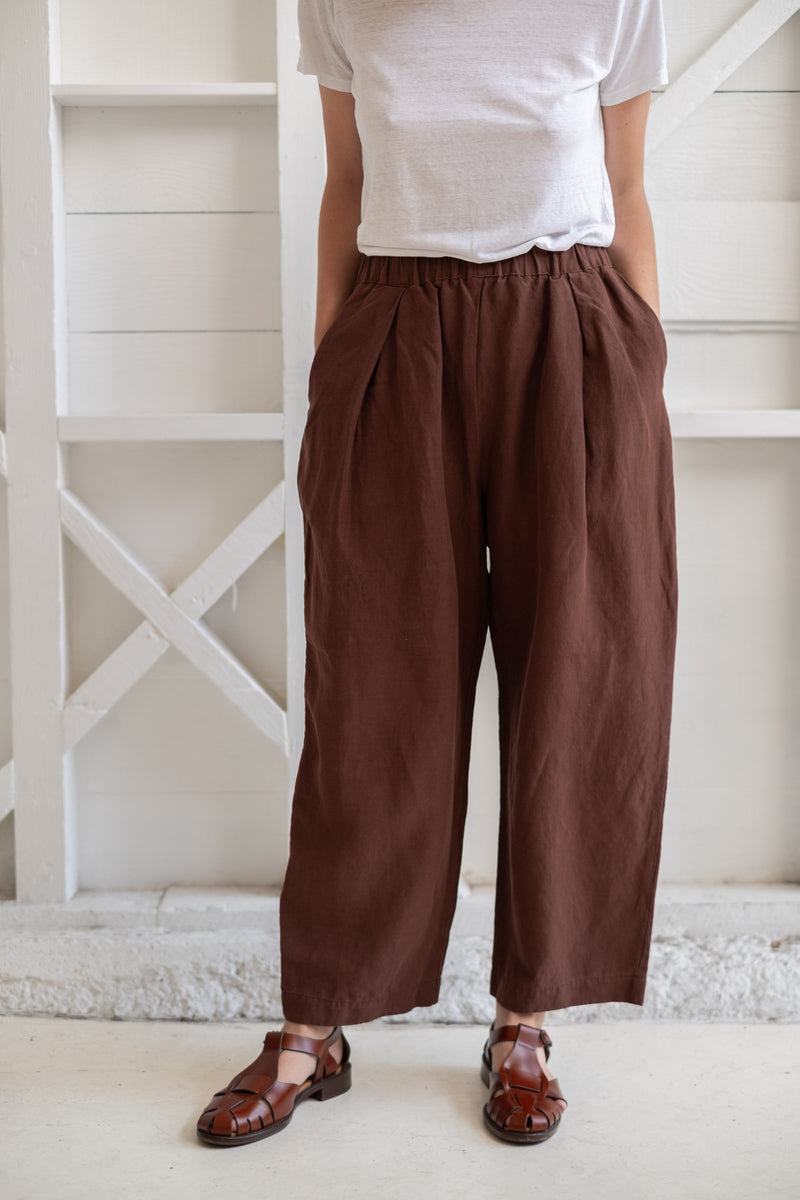 THE ELASTIC PANT IN BROWN