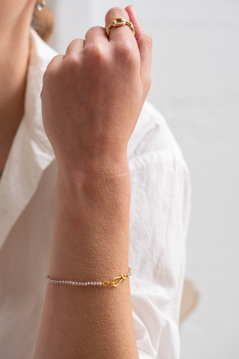 18K + SMALL GREY SEED PEARL STRAND BRACELET