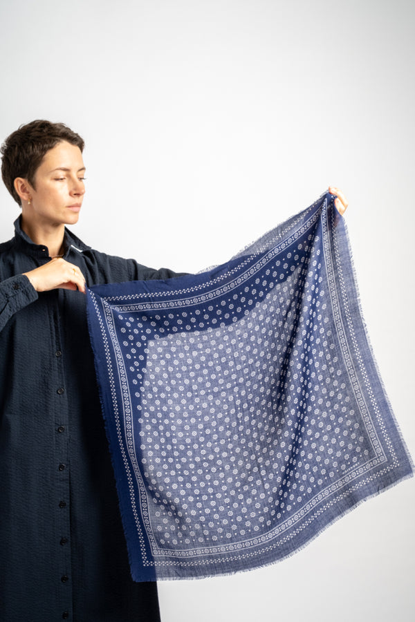 Scarf Olaf No. 676 in Magic Blue