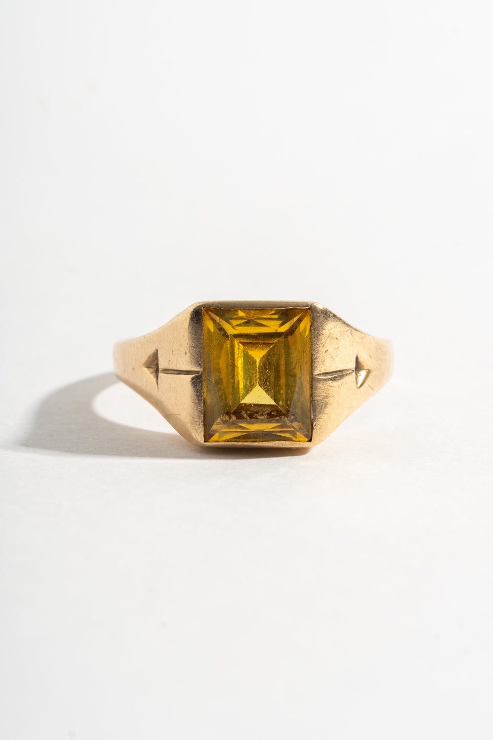 10K Retro Yellow Sapphire Ring w/ Arrows