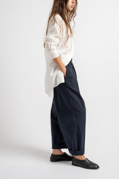 The Elastic Pant in Dark Navy Seersucker