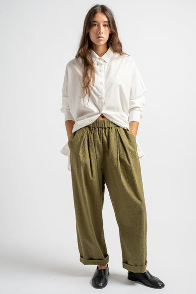 The Elastic Pant in Olive Seersucker