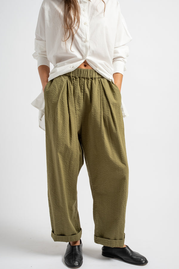 The Elastic Pant in Olive Seersucker