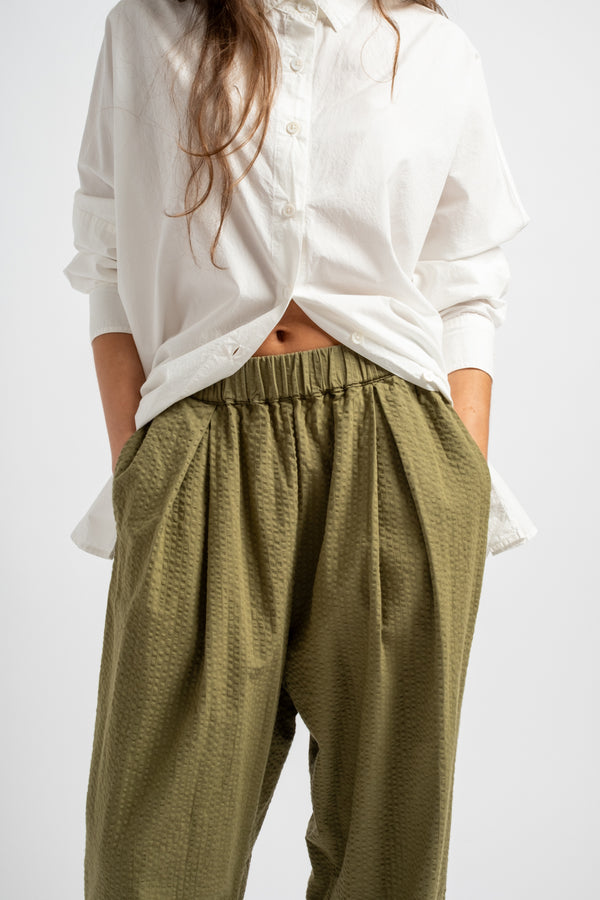 The Elastic Pant in Olive Seersucker