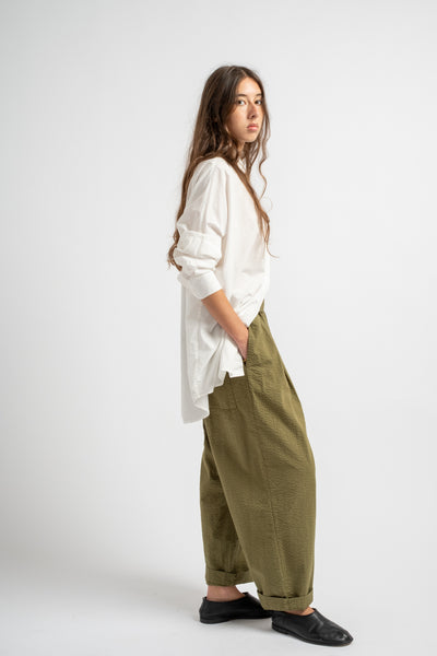 The Elastic Pant in Olive Seersucker