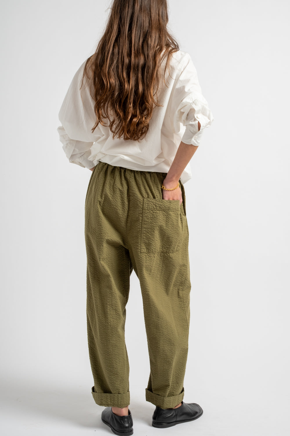 The Elastic Pant in Olive Seersucker