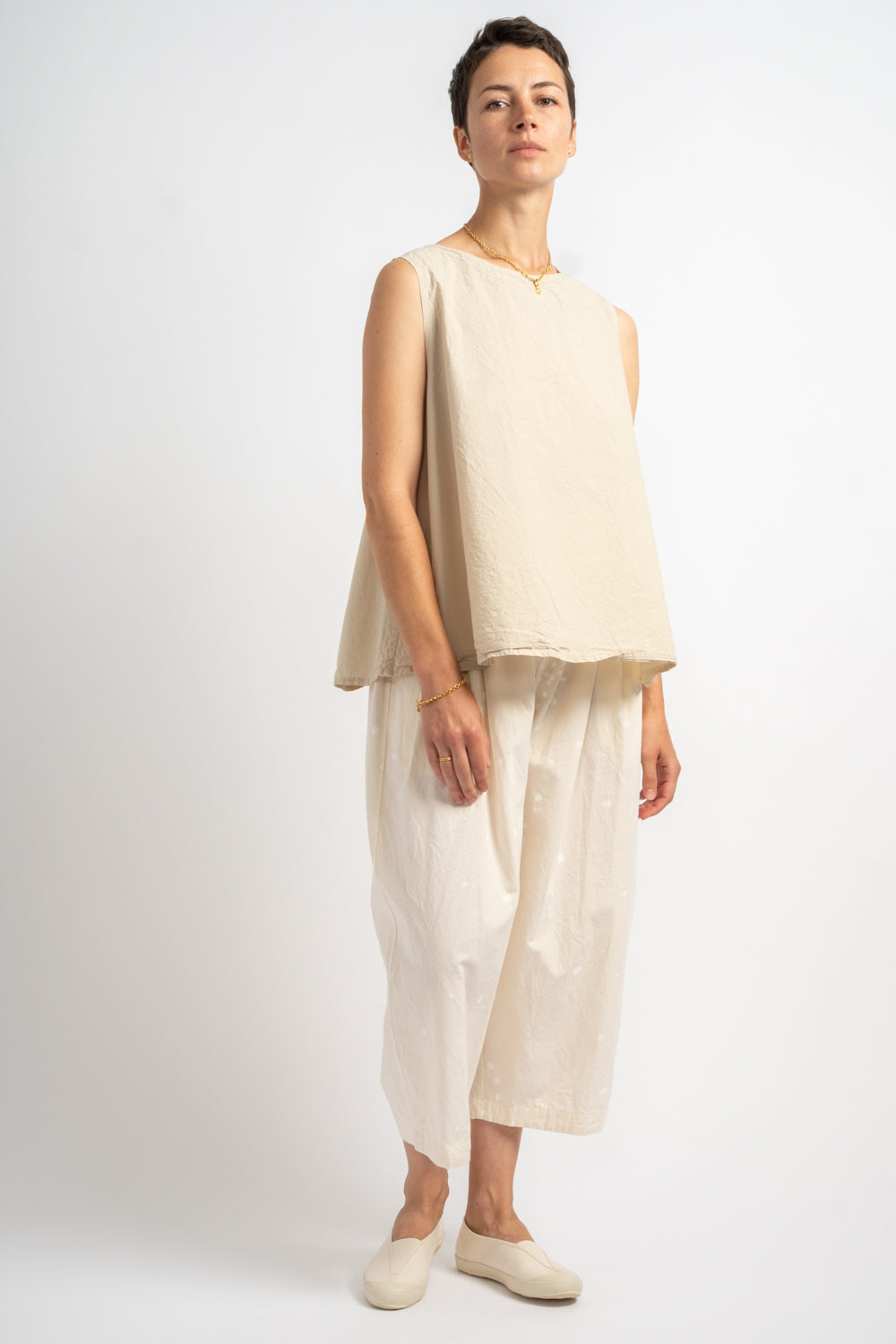 Shirink No-Sleeve Top in Beige