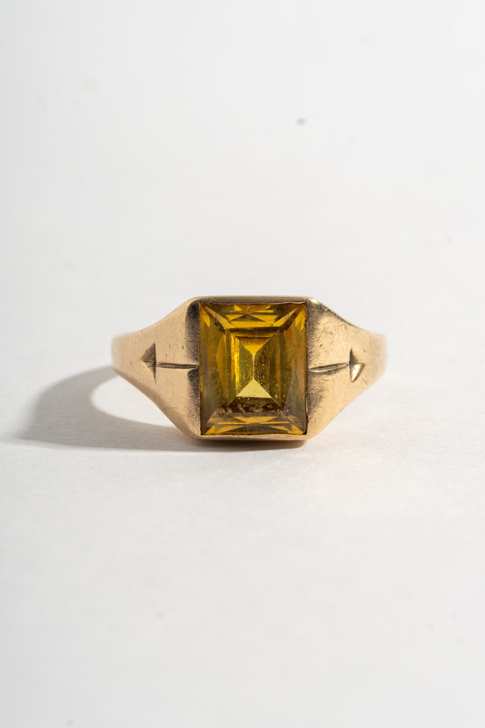 10K Retro Yellow Sapphire Ring w/ Arrows