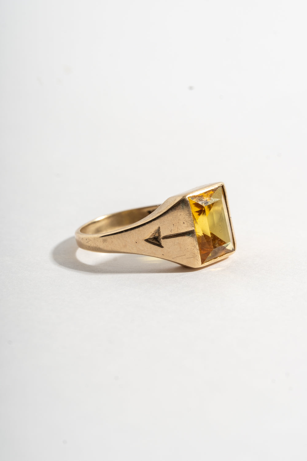 10K Retro Yellow Sapphire Ring w/ Arrows