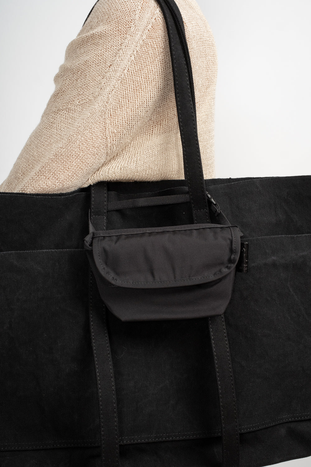 Gabardine Portable Messenger in Black