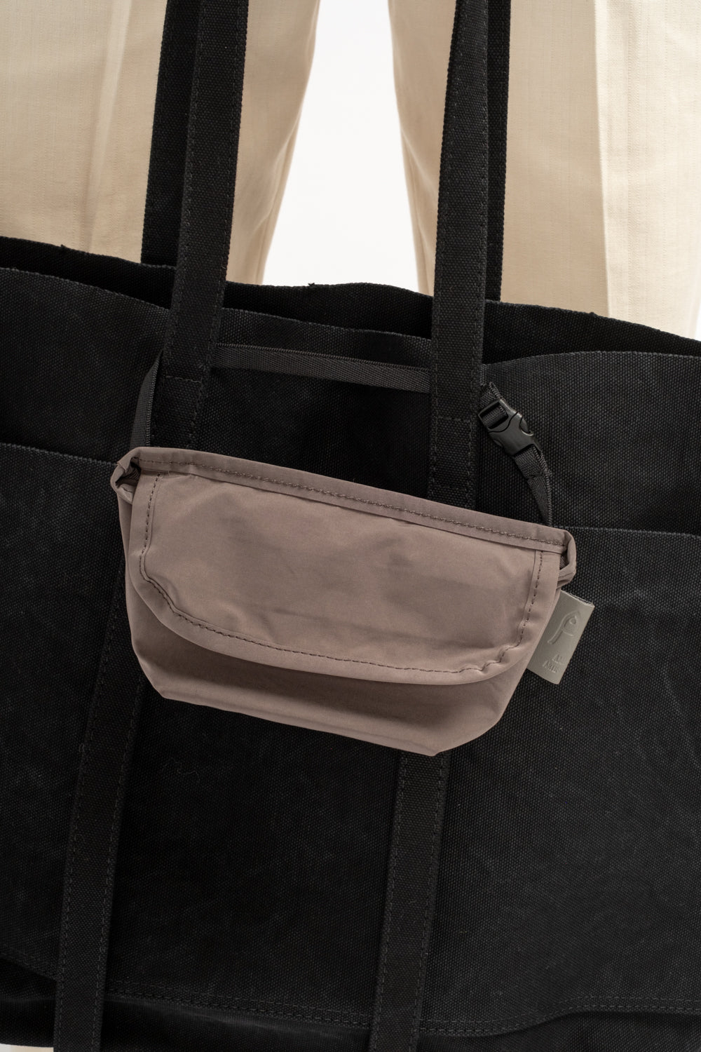 Amiacalva | Split Yarn Portable Messenger in Grey – RELIQUARY