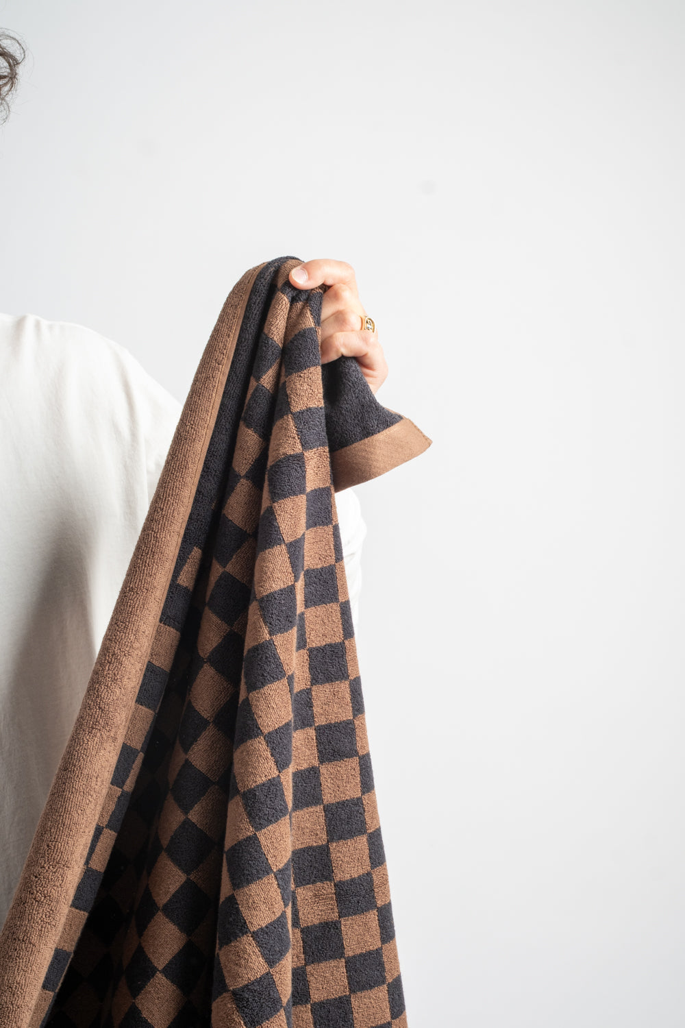 Roman Pool Towel in Tabac + Noir