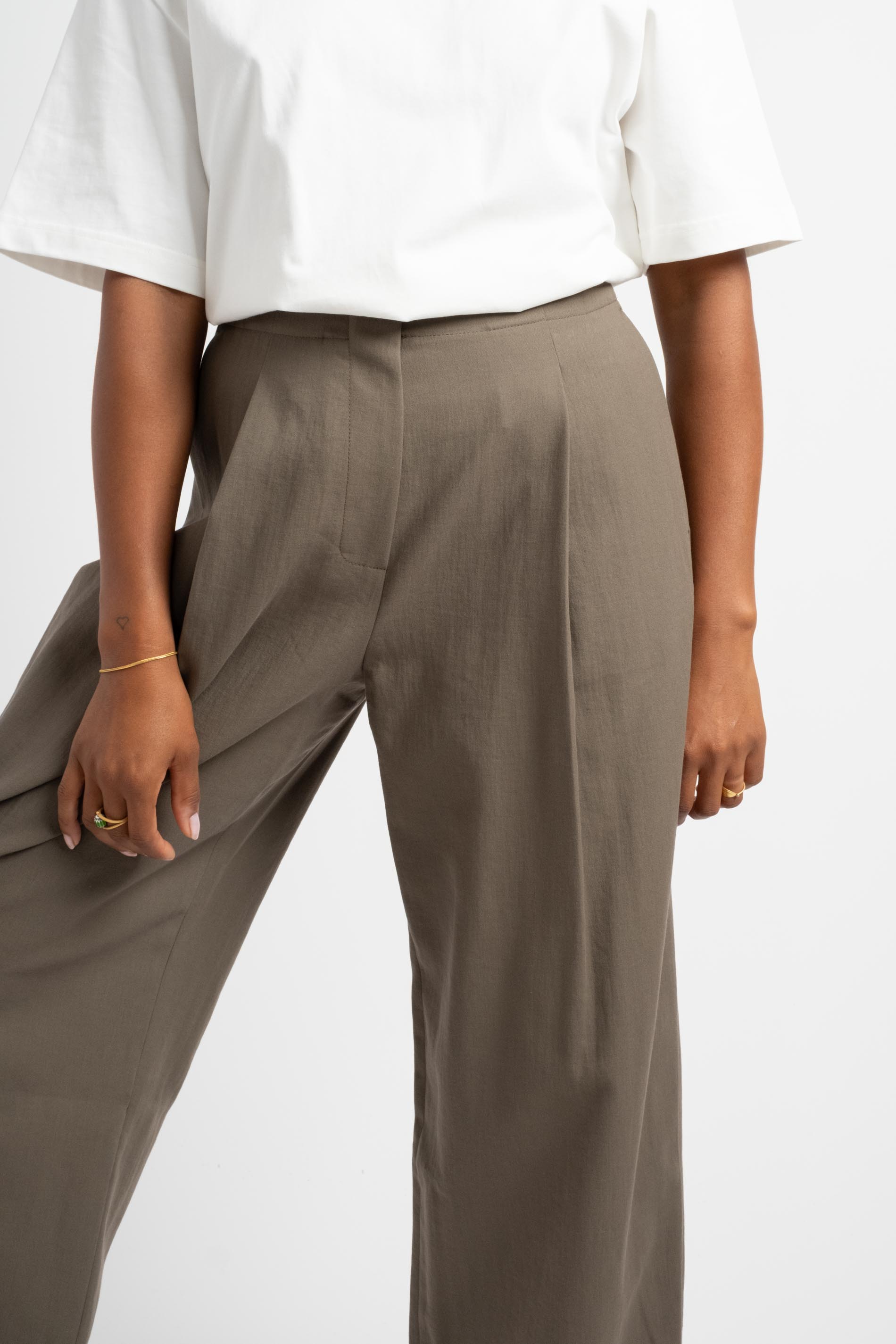 Studio Nicholson | Ansell Deep Pleat Volume Ankle Crop in Fossil – RELIQUARY