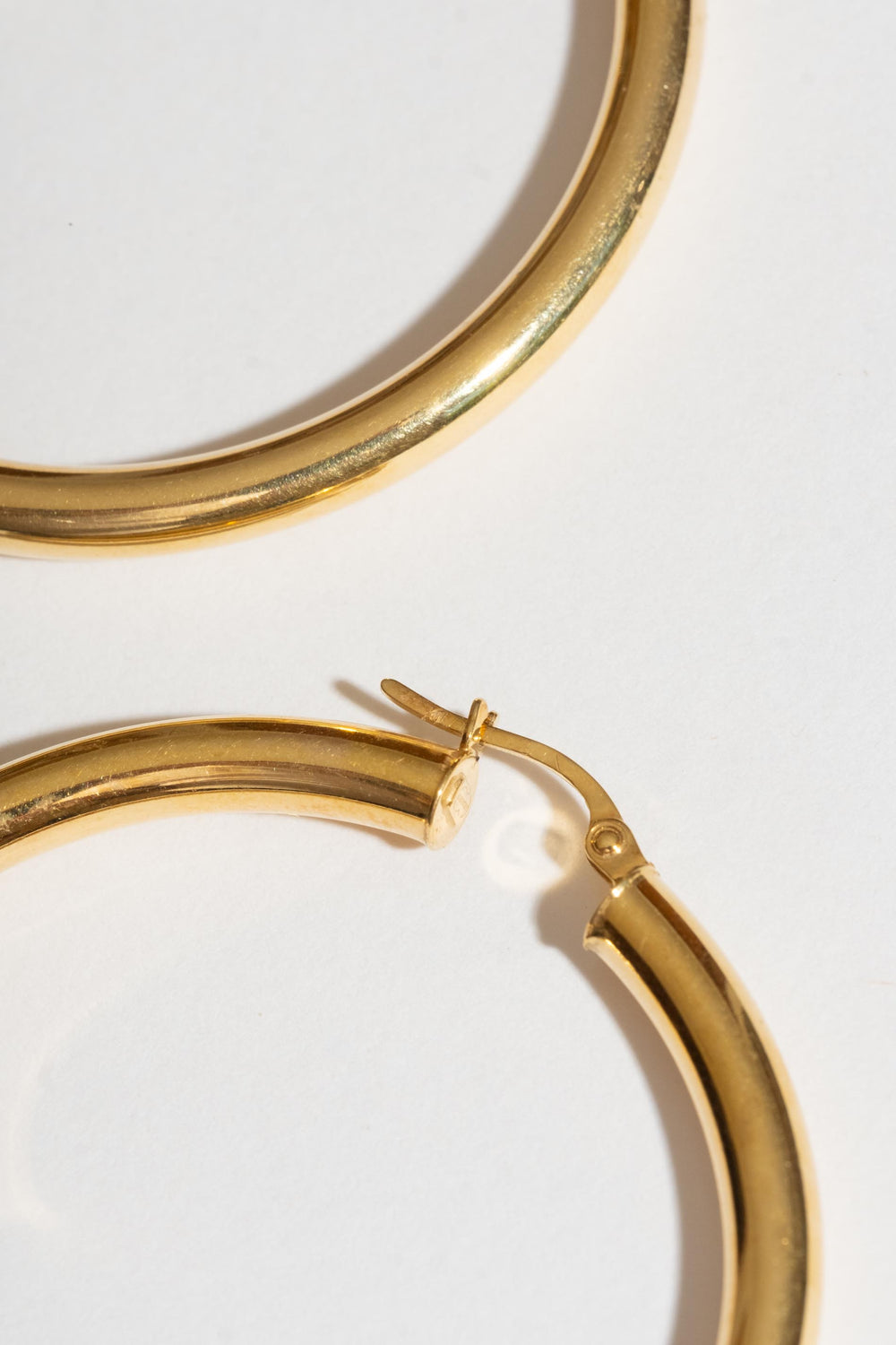 Vintage 14K Big Round Gold Hoops Detail