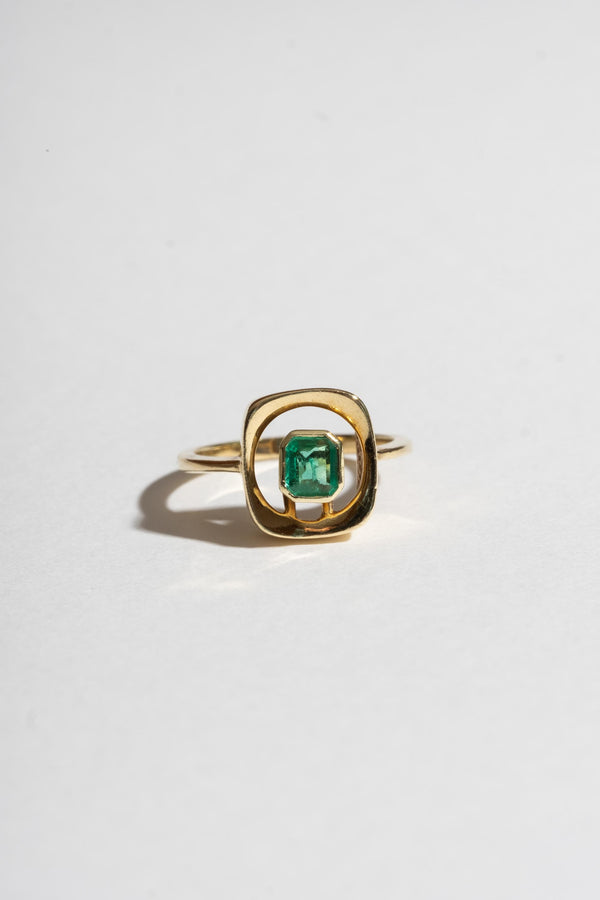 Vintage 18K Mid Century Emerald Ring Front