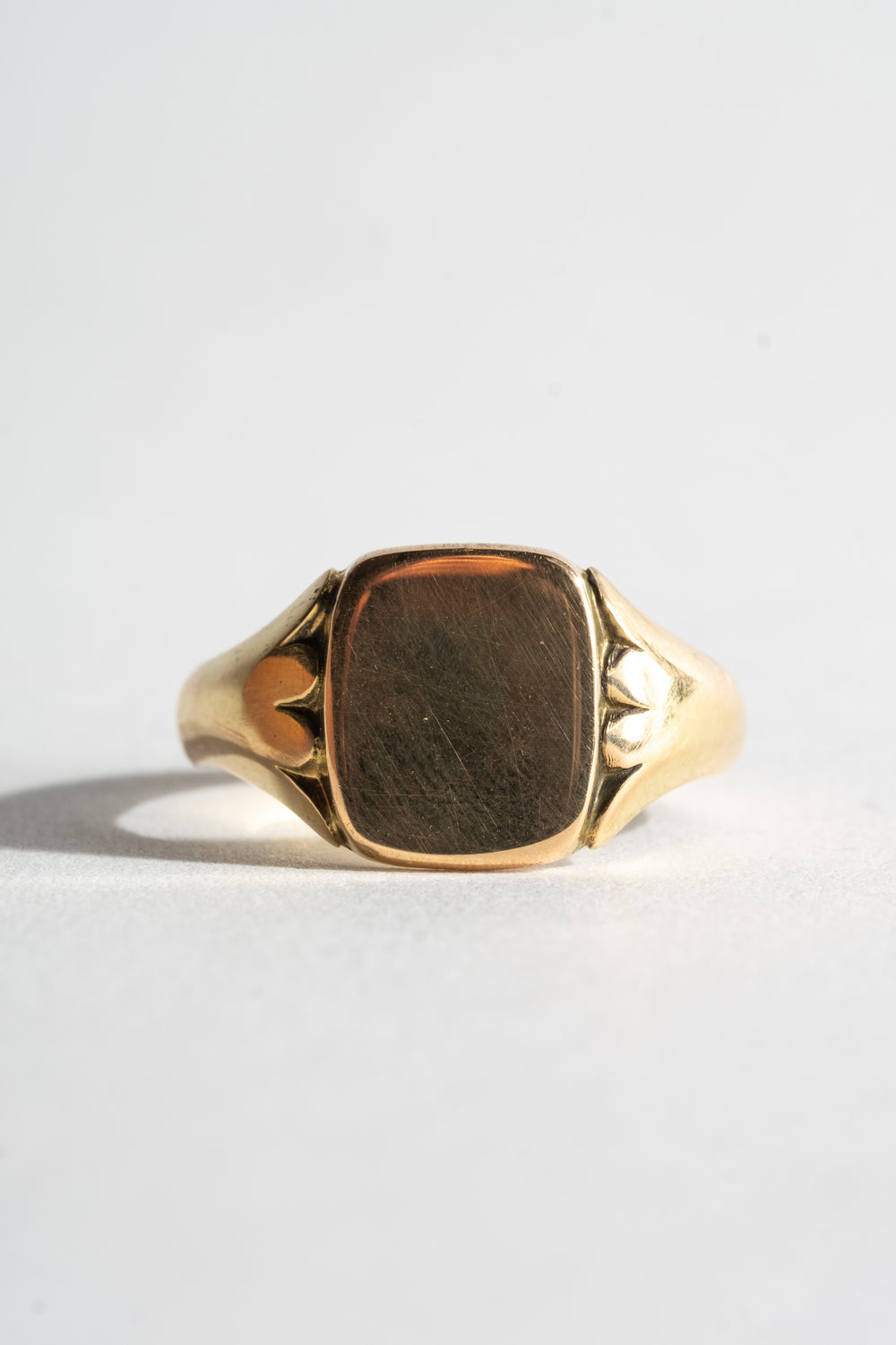18K Victorian Signet with Scalloped Shank