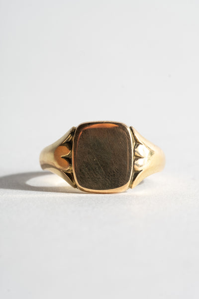 18K Victorian Signet with Scalloped Shank