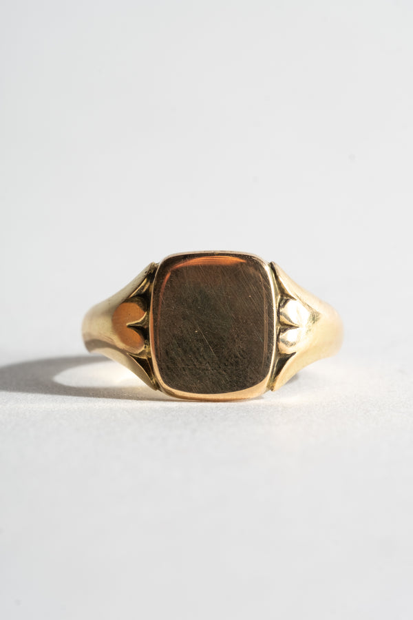 18K Victorian Signet with Scalloped Shank