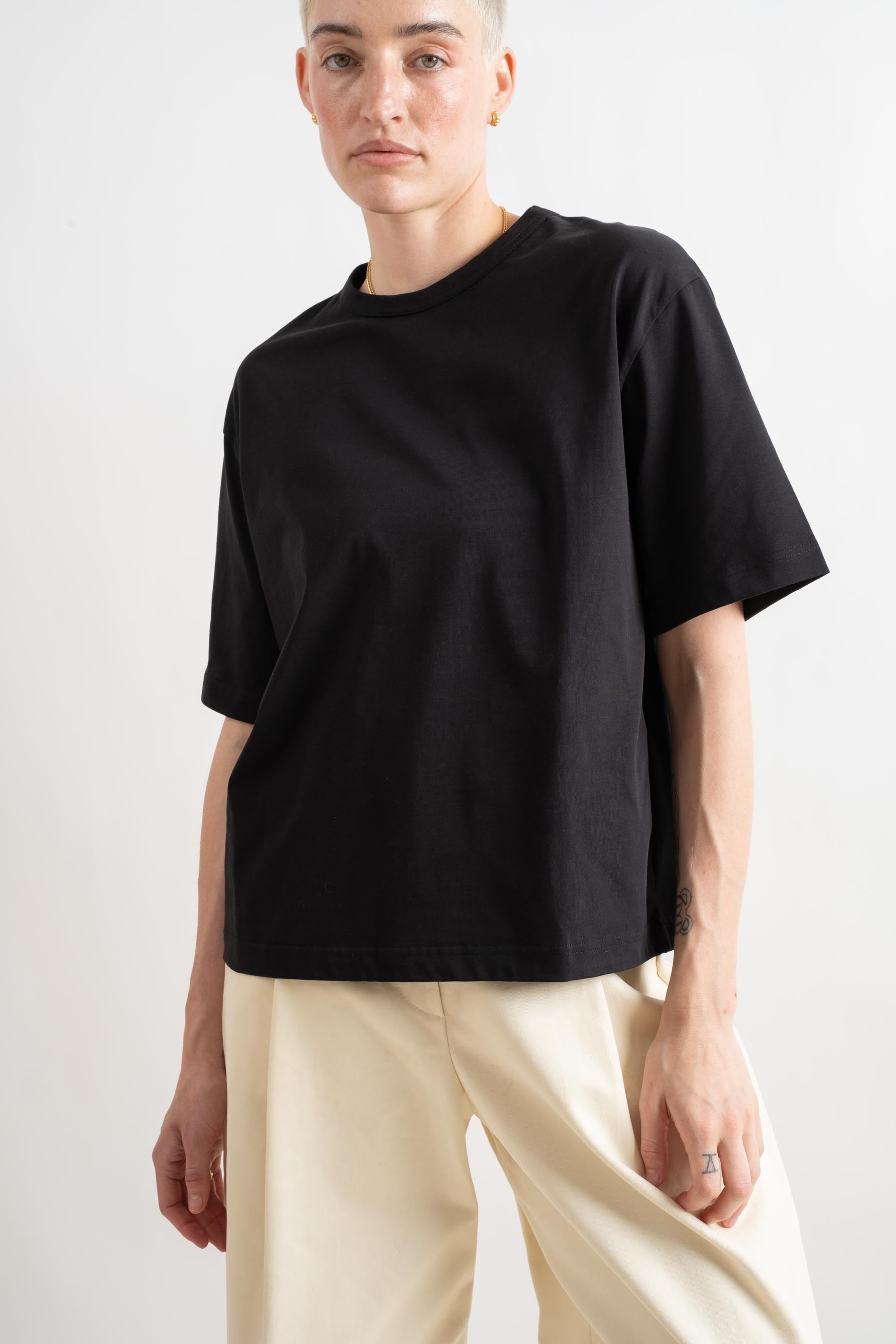 Studio Nicholson | LEE T-SHIRT IN BLACK – RELIQUARY