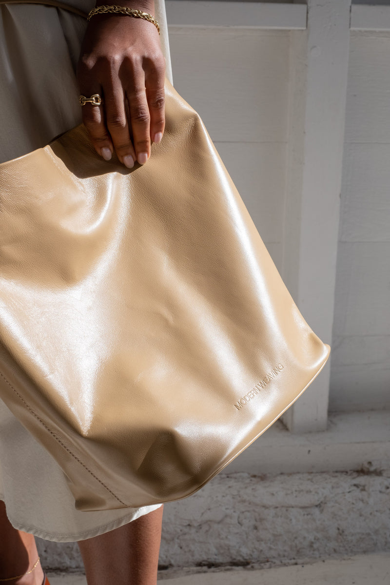 TALL CROSSBODY SINGLE STRAP IN CAMEL