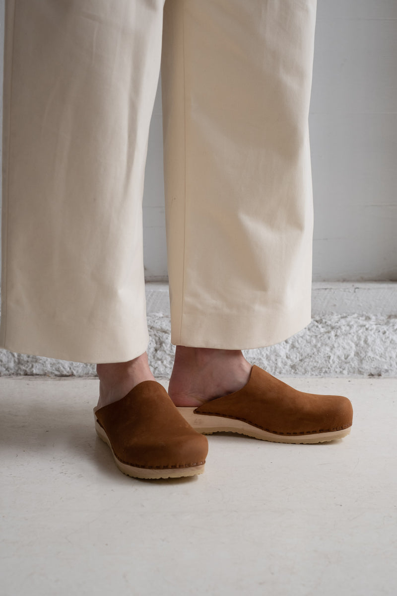 CONTOUR CLOG IN TOBACCO SUEDE