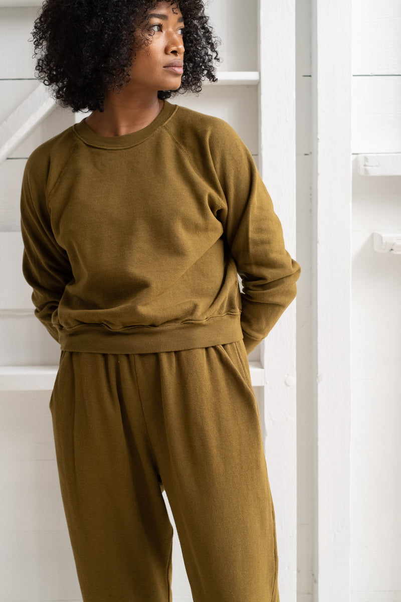 WOMENS CREWNECK SWEATSHIRT IN DARK OLIVE