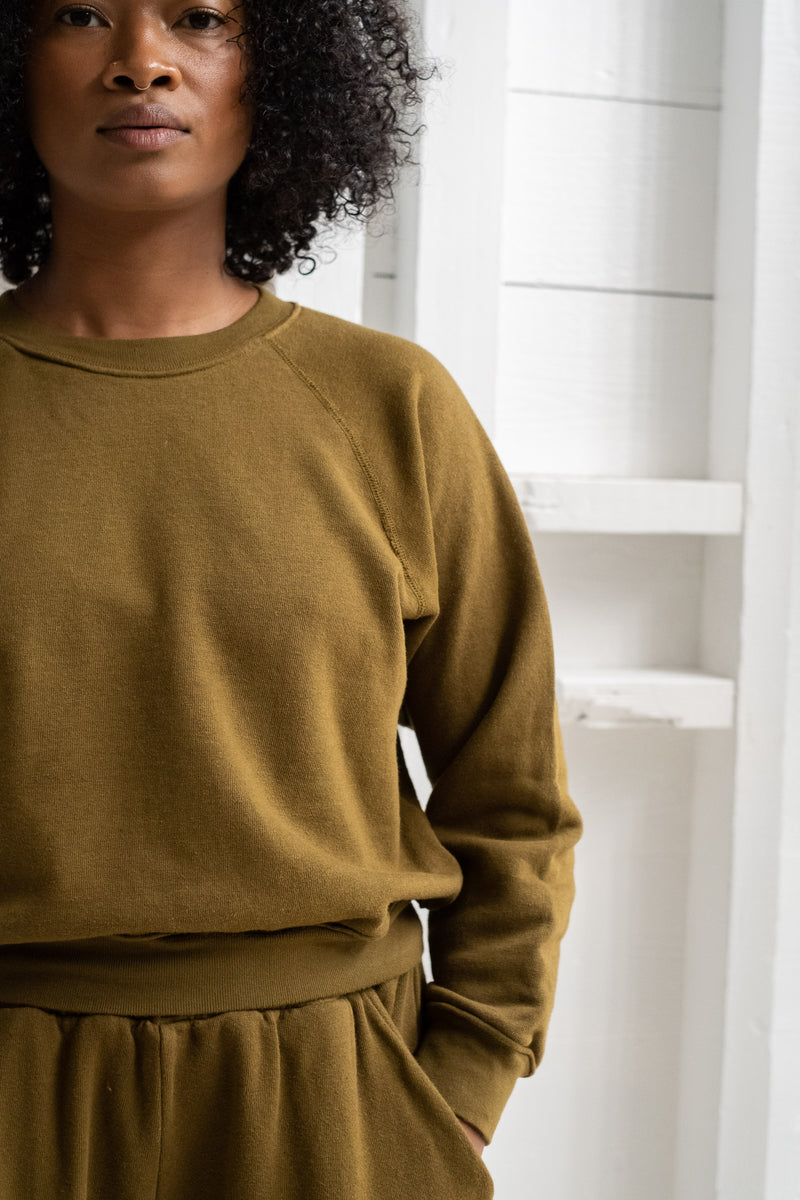 WOMENS CREWNECK SWEATSHIRT IN DARK OLIVE