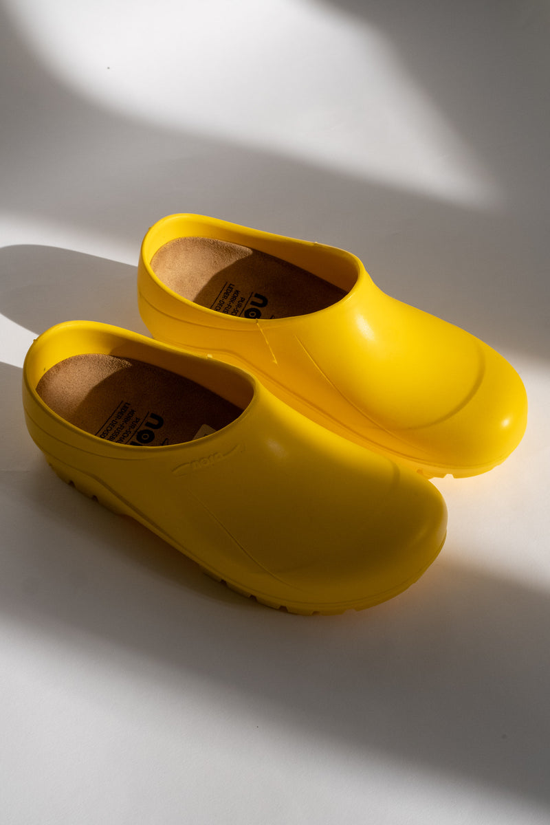 GARDEN CLOGS IN YELLOW