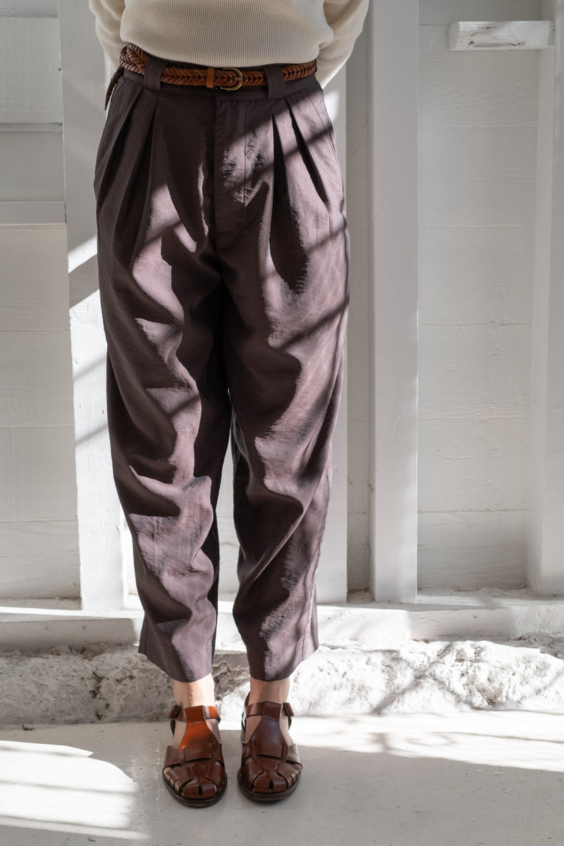 THE PLEATED PANTS IN BROWN DEADSTOCK TWILL