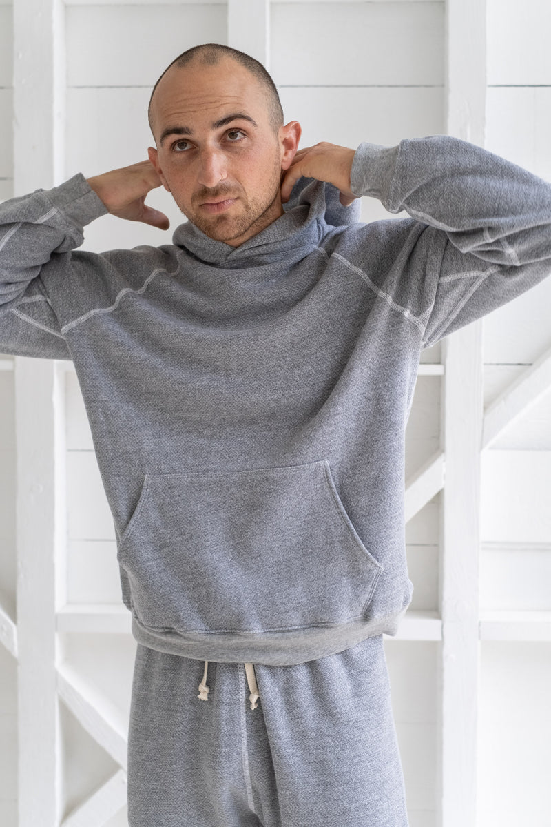 MEN'S HOODED SWEATSHIRT IN HEATHER GREY