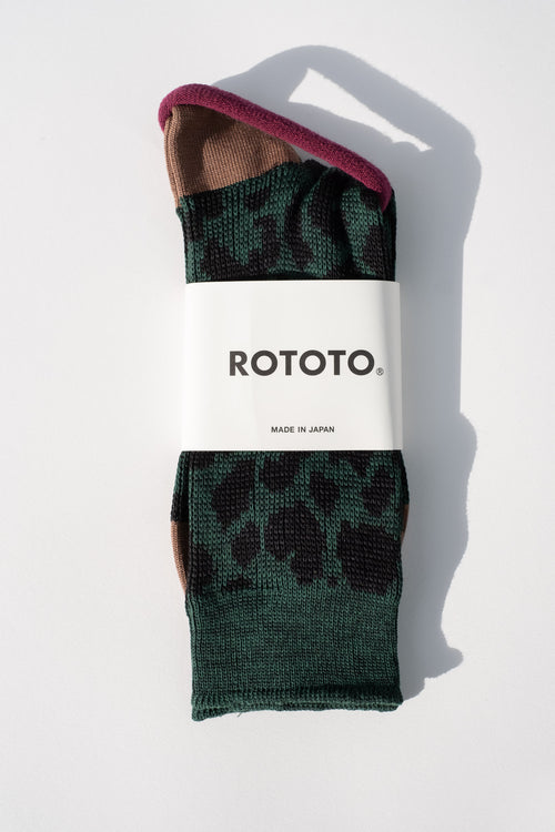 ORGANIC COTTON BLEND CREW SOCKS IN DARK GREEN LEOPARD