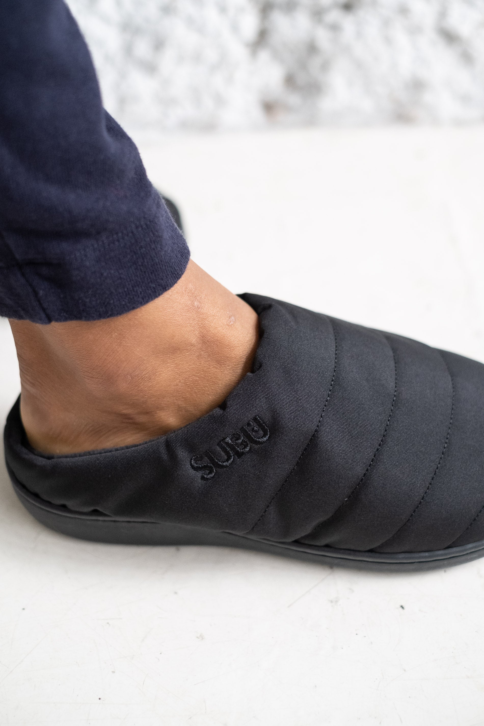 Black best sale outdoor slippers