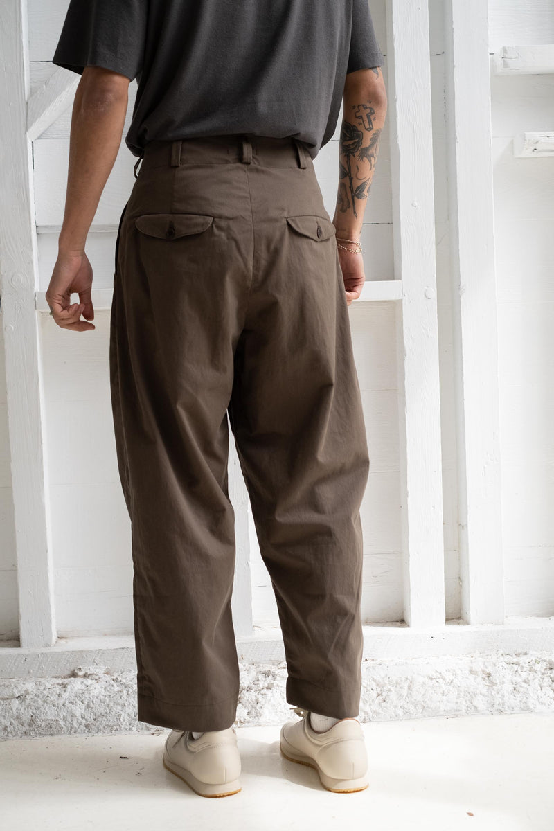 TWO PLEAT PANT IN DARK OLIVE ORGANIC COTTON TWILL