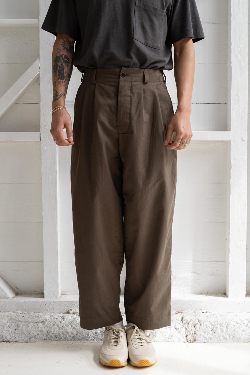 TWO PLEAT PANT IN DARK OLIVE ORGANIC COTTON TWILL
